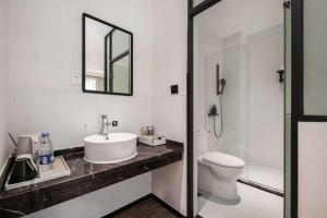 Ένα μπάνιο στο 阳朔依山宿花园酒店 +59 φωτογραφίες