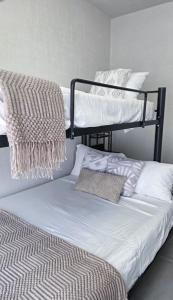 Ένα ή περισσότερα κρεβάτια σε δωμάτιο στο Cozy new apartment 3BR with amazing Pool +65 φωτογραφίες