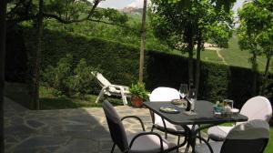 A garden outside Holiday Home Cannubi in Barolo