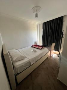 ein Hotelzimmer mit einem Bett und einem Fenster in der Unterkunft Airport Confort Guest House in Arnavutköy