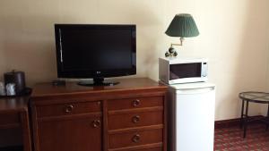 En tv och/eller ett underhållningssystem på Midtown Hotel