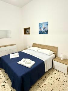 a bedroom with a bed with two towels on it at Dimora Anastasia - Alloggio nel cuore di Balestrate in Balestrate