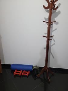 ein Schwert und eine Holzstange auf einem Boden in der Unterkunft Departamento cerca del aeropuerto in Lima