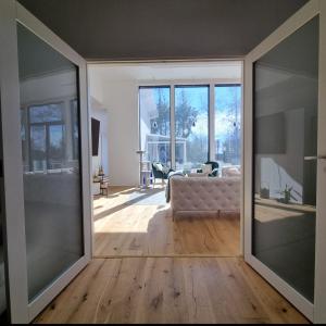 Una sala de estar vacía con un sofá y una puerta de cristal. en Lapland Villa Ulpukka, en Rovaniemi