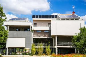 un immeuble d'appartements avec des panneaux solaires sur le toit dans l'établissement B&B WarmUp Grosseto, à Grosseto