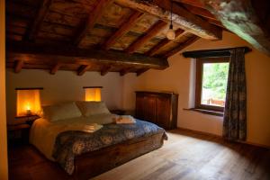 une chambre avec un lit dans une pièce avec une fenêtre dans l'établissement Wild Adelasia - Cascina Sarvaglioni, à Ferrania