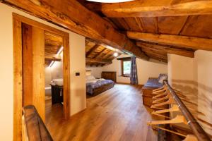 - une chambre avec un lit et un escalier dans l'établissement Wild Adelasia - Cascina Sarvaglioni, à Ferrania