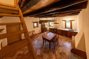 une cuisine et une salle à manger avec une table et des chaises dans l'établissement Wild Adelasia - Cascina Sarvaglioni, à Ferrania 11 autres photos
