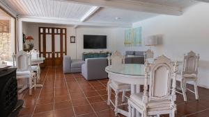 a living room with a table and chairs at Vinha da Quinta in Sintra