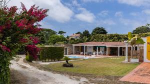 a house with a yard with a swimming pool at Vinha da Quinta in Sintra