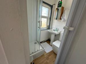 サウサンプトンにあるSouthampton Cruise Park & Stay Houseのシャワー、トイレ、洗面台を備えたバスルーム
