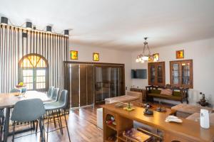 a living room with a table and a dining room at Villa Stagiates in Stagiates