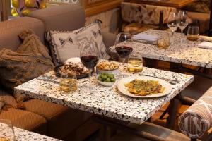 Jídlo v hotelu nebo okolí + 41 fotografií