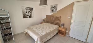 Un pequeño dormitorio con una cama y una escalera en Résidence Les Salettes, en Mormoiron 77 fotos más