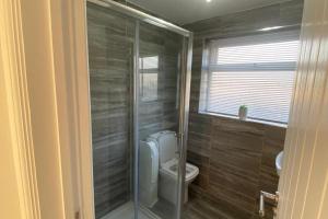 Ένα μπάνιο στο Prestatyn 2-Bed Bungalow Sleeps 5 with Hot Tub +16 φωτογραφίες