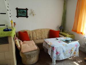 a living room with a couch and a table at Silberranch Niederlichtenau in Lichtenau