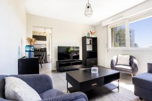 Μια τηλεόραση ή/και κέντρο ψυχαγωγίας στο Appartement moderne 2 chambres