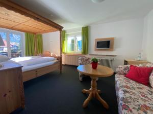 Katil atau katil-katil dalam bilik di Alma Hotel Oberstdorf +30 gambar