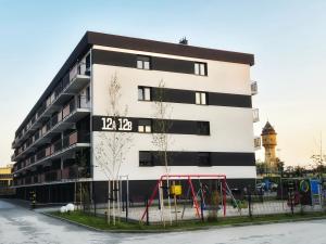 Un edificio con un reloj en el costado. en TK Apartments Namysłów, en Namysłów