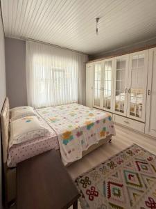 a bedroom with a bed and a table at Begonvil Butik Apart in Eceabat