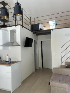 Sala de estar con cocina y loft en Puerta de los Castañares A, en Constantina