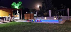 贝伦Chaletbelen的后院,晚上设有游泳池