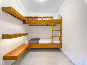 - une chambre avec des lits superposés dans l'établissement 2 suítes Lareira Jacuzzi Churrasqueira, à Campos do Jordão