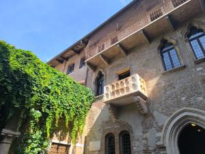 Tòa nhà nơi khách sạn tọa lạc