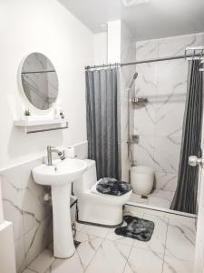 ein Badezimmer mit Waschbecken, Toilette und Dusche in der Unterkunft The Gray Nest in Naga + 29 Fotos