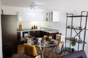 Una cocina con una mesa y sillas en una habitación. en City Apartment - Walking distance to Mailbox, en Birmingham