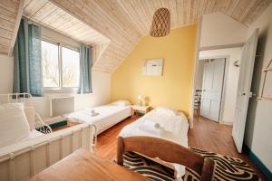 Ένα ή περισσότερα κρεβάτια σε δωμάτιο στο Jolie maison avec jardin en bord de mer