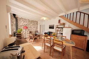 Μια τηλεόραση ή/και κέντρο ψυχαγωγίας στο Jolie maison avec jardin en bord de mer