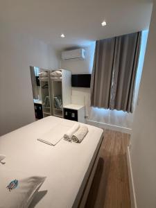 een slaapkamer met een bed met twee glazen erop bij Hotel Sheik Business in Rio de Janeiro