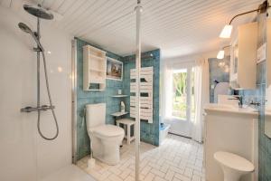 Ένα μπάνιο στο Jolie maison avec jardin en bord de mer +22 φωτογραφίες