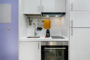 Η κουζίνα ή μικρή κουζίνα στο Violetta Apartment - Hellenic Apartments Avlona