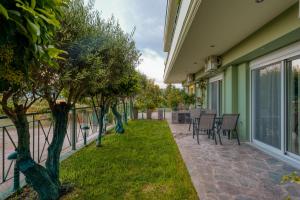 Κήπος έξω από το Saffron Apartment - Hellenic Apartments Avlona