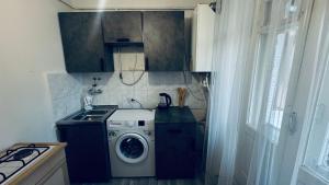 Kuchyň nebo kuchyňský kout v ubytování Квартира в Сисиане на главной площади Բնակարան Սիսիանում հրապարակի վրա Apartment in Sisian on the main square + 10 fotografií