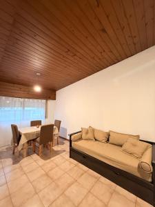a living room with a couch and a table at Dto centro RG in Bahía Blanca