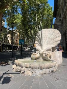 una statua di una farfalla seduta in cima a una fontana di Midorigami Jacuzzi suite Spanish Steps apt a Roma