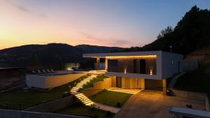 サラエボにあるForest Nestの側面にライトが付いている家