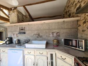 O bucătărie sau chicinetă la La Dorgisière - Ferme du XVIIe rénovée, grand jardin arboré à 15 min du Puy duFou