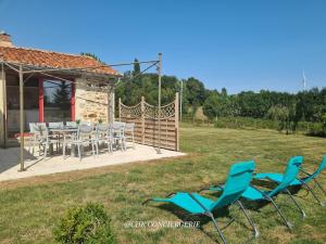 O grădină în afara La Dorgisière - Ferme du XVIIe rénovée, grand jardin arboré à 15 min du Puy duFou