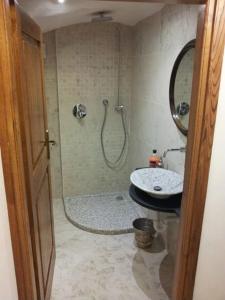 Ένα μπάνιο στο Large house with panoramic sea view +14 φωτογραφίες