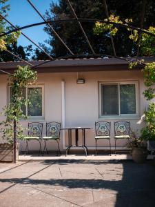 a table and chairs in front of a house at Il Gelsomineto dell'Etna in Nicolosi