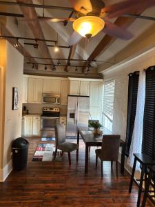 een keuken met een tafel en stoelen en een plafond bij Sweet home decatur 305 , French Quarters Vieux Carré in New Orleans