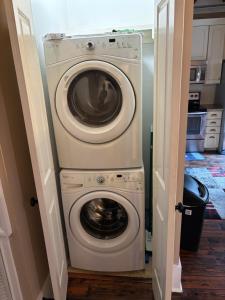 een wasmachine en droger in een keuken bij Sweet home decatur 305 , French Quarters Vieux Carré in New Orleans +1 foto