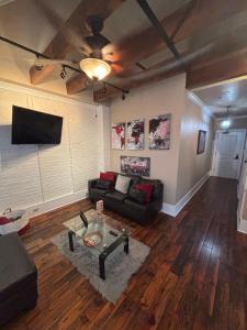 een woonkamer met een bank en een tafel bij Sweet home decatur 305 , French Quarters Vieux Carré in New Orleans