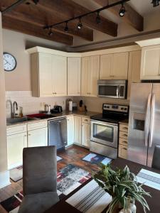 een keuken met witte kasten en roestvrijstalen apparaten bij Sweet home decatur 305 , French Quarters Vieux Carré in New Orleans