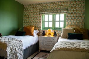 Ένα ή περισσότερα κρεβάτια σε δωμάτιο στο Sandstone 34 +29 φωτογραφίες