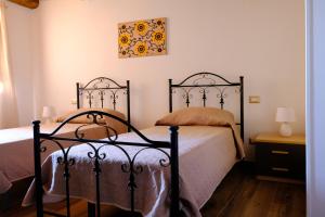 Postel nebo postele na pokoji v ubytování Ospitalità diffusa Jungi Mundu + 40 fotografií